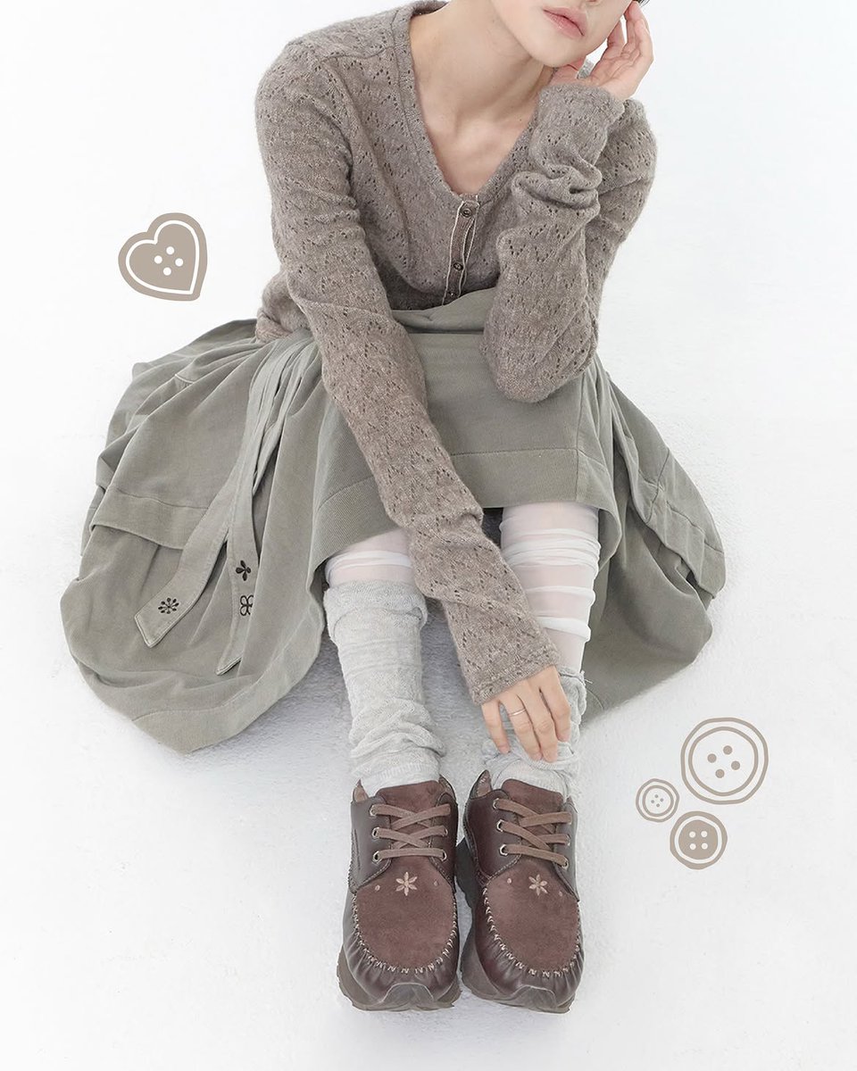 hugyourskinkr's tweet photo. ROMANTIC MOVE x HUGYOURSKIN COLLABORATION
MUSINSA Edition Release on 4th of Sep

• HYS x RMMV flower moccasin (Brown)
• HYS x RMMV spiral platform mary jane (Gray)
• HYS x RMMV spiral platform mary jane (Black)