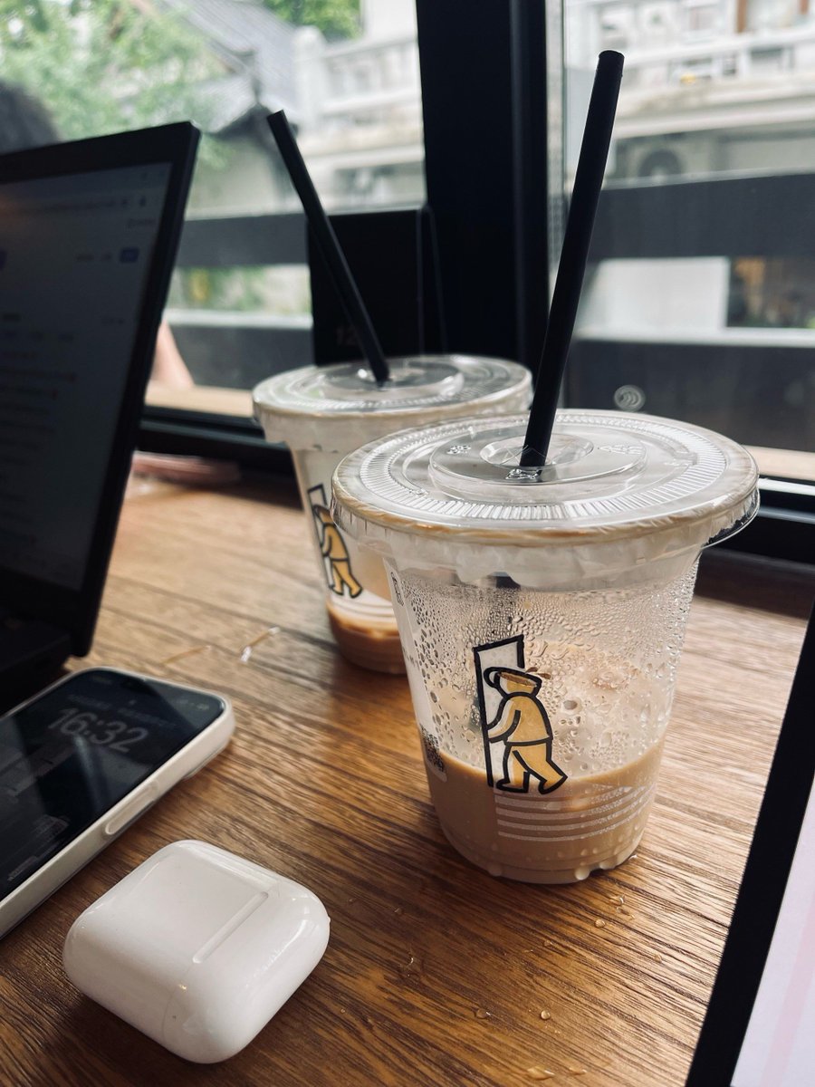 beeabfeouxaqu's tweet photo. Nothing beats a lazy afternoon with iced coffee and a good book — just what I needed to recharge. https://t.co/uRoD9QGaXu