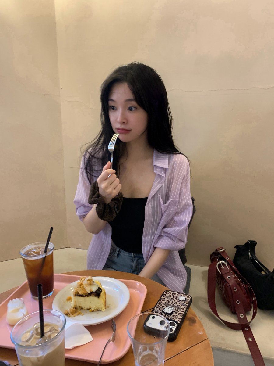 NsamoyedC's tweet photo. 🦊fox._.zzlo_ instagram 

Cheese cake🧀

🔗 https://t.co/CXeIHf9NhN

#LEESEOYUL #이서율 
#GAHYUN #가현 
#Dreamcatcher #드림캐쳐 https://t.co/R0SmbDgbZK
