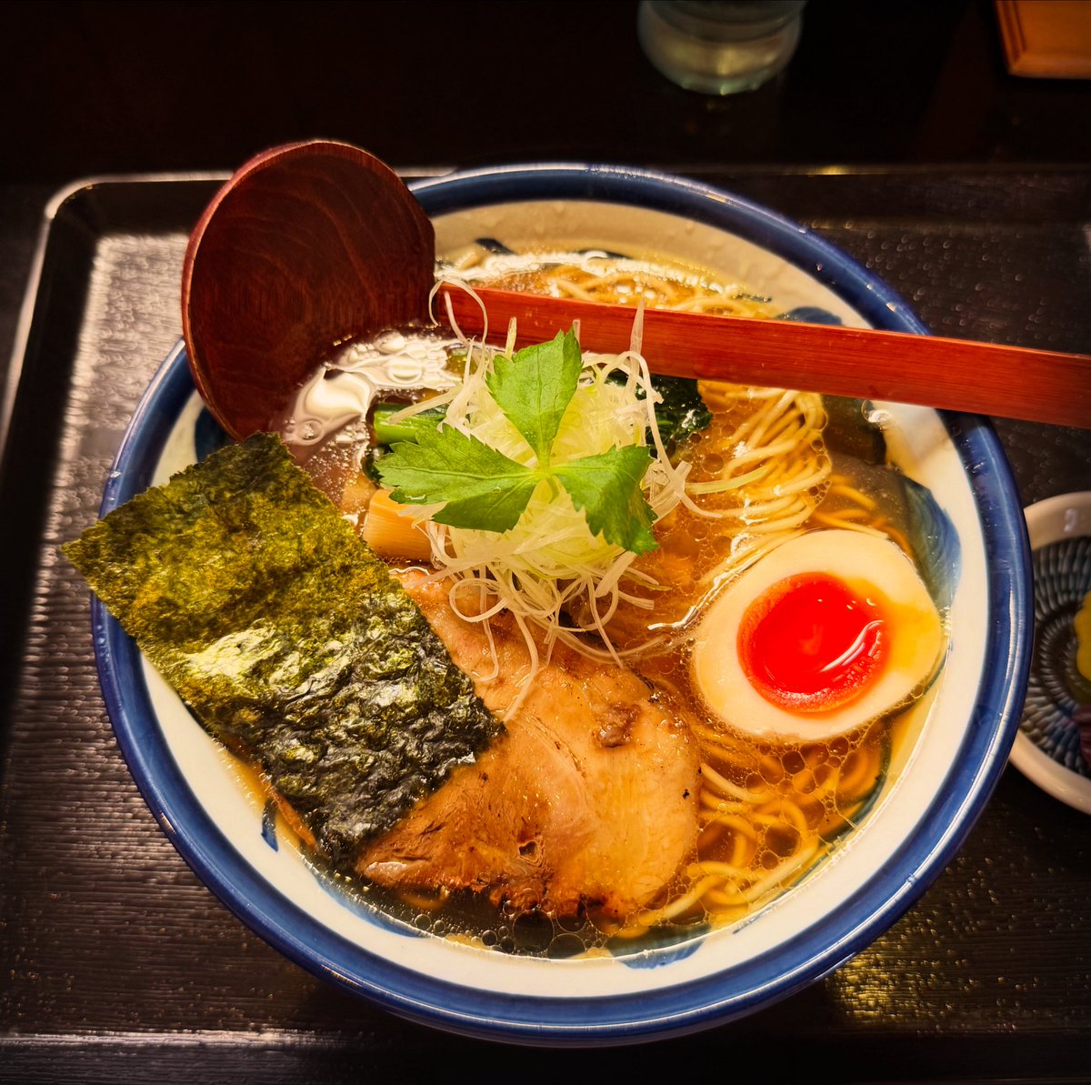 ramendanuki's tweet photo. らーめん拓@群馬県板倉町
柚子醤油らーめん

和風のモダンな店構えで店内も広々、ラーメンも和な丼面
スープは柚子の風味がふわりと香り、出汁と醤油の旨味が広がります
和テイストな綺麗で優しい味わい
麺は歯切れの良いストレート細麺
付け合わせの漬物が箸休めとして超優秀
#ラーメン #板倉町 https://t.co/y7s5iafww5