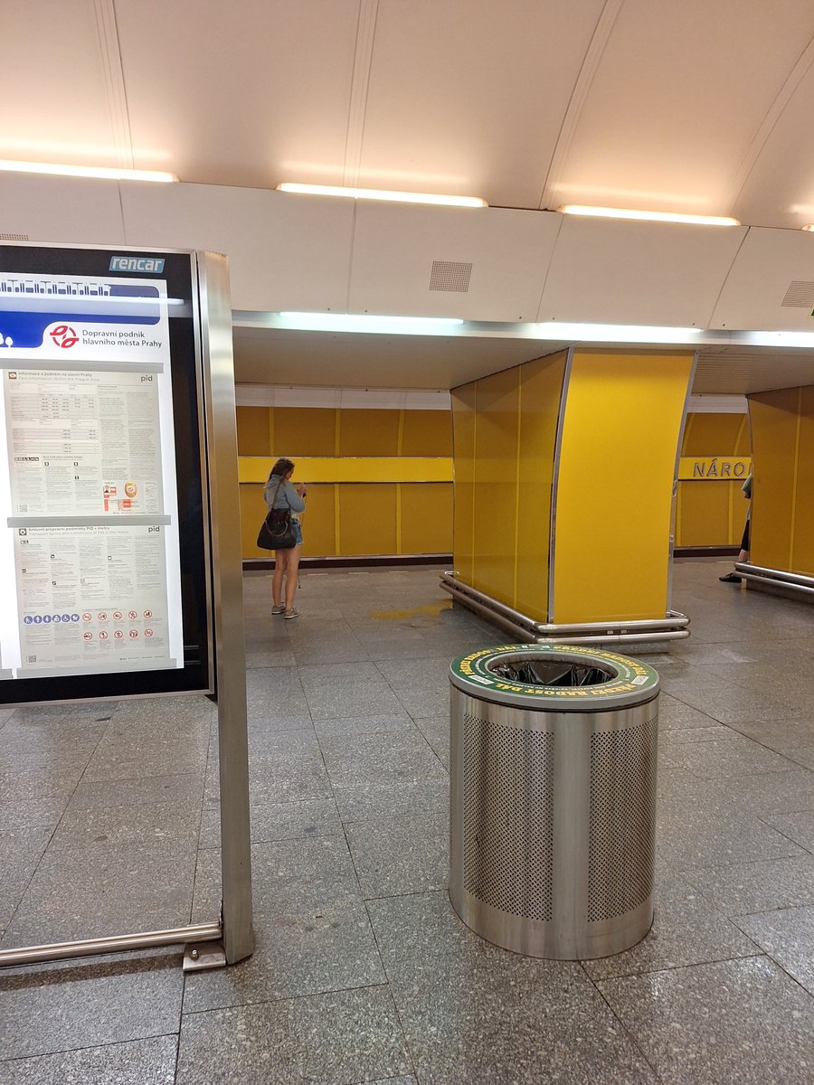 PavlaK21339460's tweet photo. Metro Národní, 11.12 hodin.  Ta holka se tady natvrdo přede všemi vych*ala... Nezaslepuji foto, nevidím důvod 🤮🤮🤮 https://t.co/pCLGAyJmK7