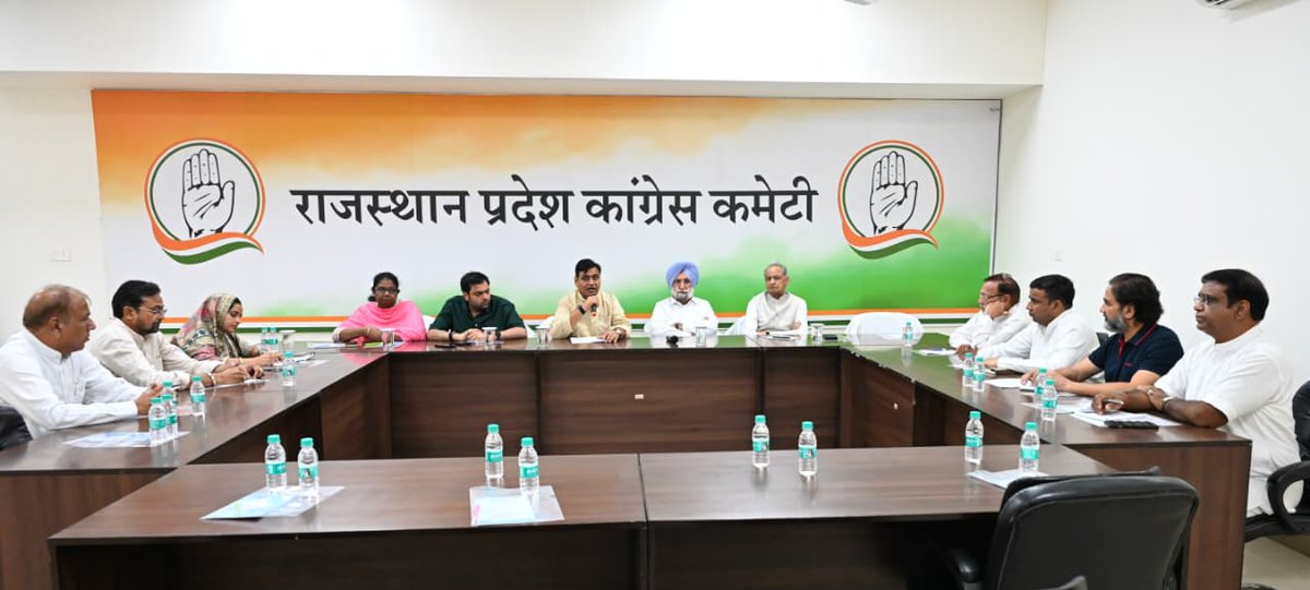 ashokgehlot51's tweet photo. आज प्रदेश कांग्रेस वॉर रूम में निकाय चुनावों को लेकर आयोजित बैठक में शामिल हुआ और आगामी रणनीति पर विस्तृत चर्चा की।

प्रदेश में भाजपा सरकार के कुशासन से जनता में भारी आक्रोश है। भाजपा ने जो सपने दिखाए थे, वे सब जुमले साबित हुए। 

जनता अब बदलाव के लिए पूरी तरह तैयार है और आने वाले निकाय चुनावों में भाजपा का सूपड़ा करेगी।