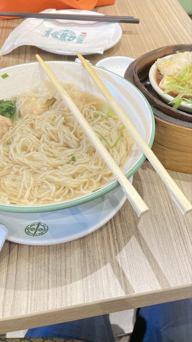 aoih1na's tweet photo. #TimHoWan Rain dinner The HK Michelin Shrimp dumpling noodle. Plus my fave ‘To Go’ Bake Bean Bun 😋 https://t.co/3noPPRmtf1