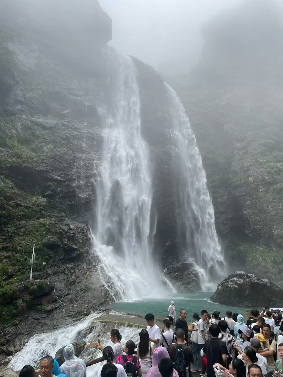 47648427qqcom's tweet photo. 庐山三叠泉飞瀑分三重奔涌而下，山风裹挟水雾扑面而来，是藏在山林里的清凉秘境🌿。 https://t.co/qe1YNHorhh