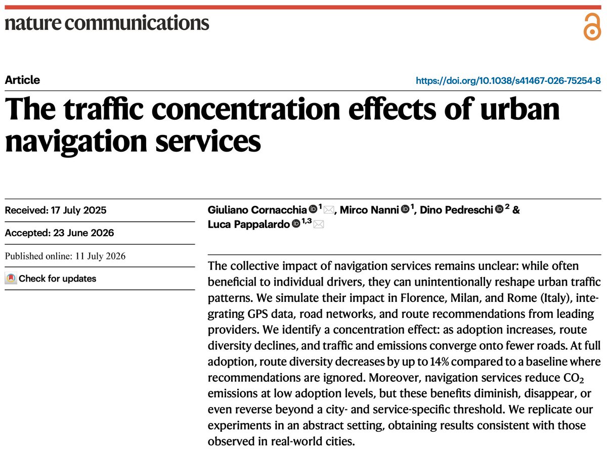 lucpappalard's tweet photo. 📢🔥 Latest @NatureComms paper! 
We show that navigation services have an unexpected collective effect: as adoption increases, they concentrate traffic onto fewer roads, reducing route diversity by up to 14%. 
Paper: https://t.co/9XLwjnxBhU https://t.co/l3EuG49K20