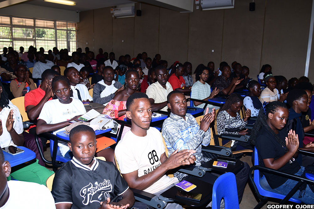 RupinyRadio's tweet photo. #UltimateUniversityQuizSn4 project lead 
@adii_max
 says the administration of Busitema University has been very supportive in the context of the competition.

"The quiz is not about what you win. It is about exposure," he tells the students during orientation. https://t.co/5WiIIVOxyf