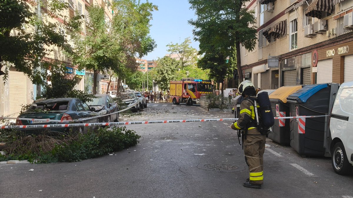 luzarcsan's tweet photo. Toda Granada en las calles. Imágenes de los daños causados por el último #terremoto en #Granada Calle Poeta César Vallejo. Cedo su uso a medios bajo mención. https://t.co/rMH7hy2A00