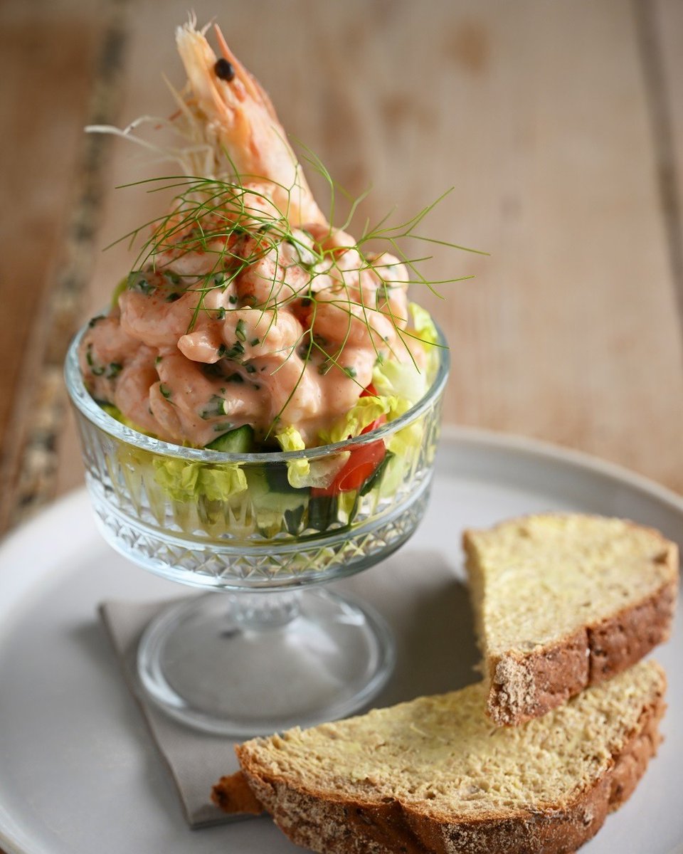 pipeandglass's tweet photo. A proper classic, prawn cocktail served with spelt bread & butter.
#pipeandglass #onthemenu #michelinpub #prawncocktail #speltbread https://t.co/471wVSo3bv