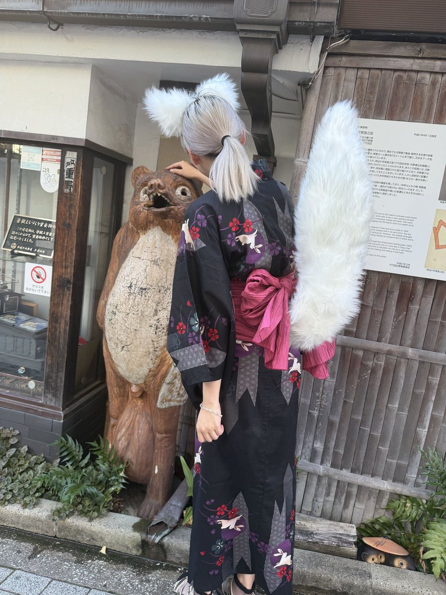 BMnekotail's tweet photo. 今日もお疲れさまです！

たぬきをなでるきつねと
たぬきにかじられるきつねです🦊🦊

#きつね #しっぽ #浴衣 https://t.co/M0I64RCF9x