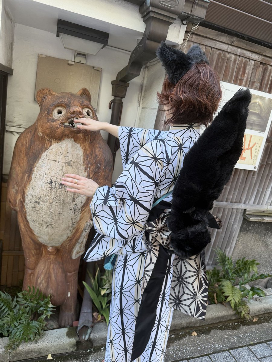 BMnekotail's tweet photo. 今日もお疲れさまです！

たぬきをなでるきつねと
たぬきにかじられるきつねです🦊🦊

#きつね #しっぽ #浴衣 https://t.co/M0I64RCF9x
