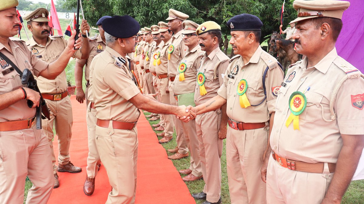 XIBnPacSitapur's tweet photo. श्री किरीट राठौड़ पुलिस उप महानिरीक्षक पीएसी अनुभाग लखनऊ महोदय द्वारा उप सेनानायक राजकुमार पाण्डेय, सहायक सेनानायक1 राेहित यादव, सहायक सेनानायक2 आशीष यादव व अन्य अधिकारियों/कर्मचारियों की उपस्थिति में 51 वीं उत्तर प्रदेश पुलिस शूटिंग एवं एसाल्ट प्रतियोगिता का उद्घाटन किया गया। https://t.co/1sHs8Ulgn5