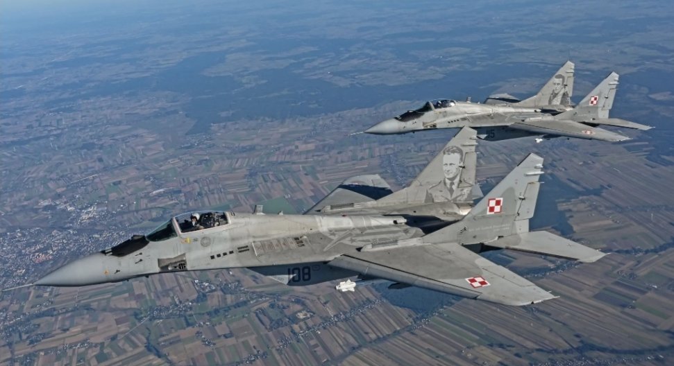 TheUnmasker_PL's tweet photo. 🇵🇱🇺🇦 Ukraina składa konkretną ofertę za polskie MiG-29?

Według ukraińskiego portalu https://t.co/Uhobv2tNYY Kijów proponuje Polsce 1500 dronów dalekiego zasięgu oraz dostęp do technologii i doświadczeń zdobytych podczas wojny z Rosją. Rozmowy mają być już na zaawansowanym etapie. Ofertę składa ukraińska firma Fire Point –producent dronów FP-1, które odpowiadają za większość ukraińskich głębokich uderzeń w rosyjskie cele strategiczne.

Co wiemy na dziś?

✈️ Polska pierwotnie eksploatowała 44 MiG-29: 36 jednomiejscowych i 8 dwumiejscowych.
✈️ W 2023 roku przekazano Ukrainie 14 maszyn.
✈️ Obecnie w służbie pozostało 14 MiG-29: 11 bojowych i 3 szkolno-bojowe MiG-29UB.
✈️ W 2026 roku wszystkie mają zniknąć z polskiej linii.

O jakich dronach mowa?
Fire Point FP-1 to uderzeniowe kamikaze dalekiego zasięgu. Bazowa wersja ma zasięg do 1600 km przy głowicy 60–120 kg. Zmodernizowana (2026)– nawet 2700–3400km z 60 kg ładunku. Potwierdzone atakami https://t.co/gQ0re9fuUT. na rafinerie w Omsku i Tiumeniu. Cena jednostkowa to ok. 40–55tys. USD

Dlaczego to jest istotne?

1️⃣ Drony są znacznie tańsze od klasycznych pocisków manewrujących, a masowe użycie bezzałogowców stało się jednym z symboli współczesnej wojny. 1500 sztuk FP-1 to realna wartość bojowa na poziomie strategicznym – wystarczy, by wielokrotnie uderzać w infrastrukturę energetyczną, lotniska, składy amunicji i systemy OPL głęboko na tyłach przeciwnika, zmuszając go do rozproszenia obrony na ogromnym obszarze.

2️⃣ Polska mogłaby zyskać nie tylko gotowy sprzęt, ale przede wszystkim ukraińskie know-how w budowie i taktyce użycia konstrukcji zdolnych razić cele oddalone o setki, a nawet ponad 3000 km. Do tego opcja kolejnych 1500 dronów w razie wojny.

3️⃣ MiG-29 i tak kończą służbę – ich przekazanie nie osłabiłoby realnie zdolności polskiego lotnictwa (F-16, FA-50, F-35), a mogłoby wzmocnić potencjał odstraszania i własne zdolności deep-strike.

Warto jednak pamiętać, że to wciąż niepotwierdzona umowa. https://t.co/Uhobv2tNYY opisuje propozycję i trwające negocjacje, a nie finalne porozumienie. Nie znamy ani ostatecznej liczby samolotów, ani dokładnej konfiguracji dronów.

Jeśli Warszawa faktycznie uzna proponowany ekwiwalent za satysfakcjonujący, może to być jedna z najciekawszych transakcji wojskowych tej dekady.

Źródło: Strefa Obrony / https://t.co/Uhobv2tNYY / Wirtualna Polska

#Ukraina #Polska #MiG29 #drony #FirePoint #FP1