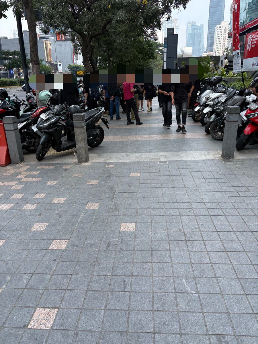 valenttt____'s tweet photo. Halo @DKIJakarta kenapa sih setiap pengamanan demo selalu parkir di trotoar ? Apa susahnya bayar parkir di gedung ? 

Dimana hak pejalan kaki ? https://t.co/39QHQRbW5M