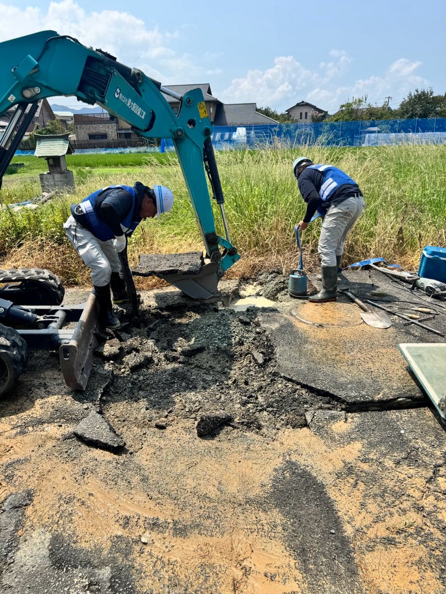 suidou_kyoukai's tweet photo. ｢1日も早く、安心な暮らしを取り戻すため｣

1日も早く蛇口から水が出る当たり前の暮らしと安心を取り戻すため、全国の水道関係者が「断水ゼロ」へ全力で復旧を進めています。

8月18日は79班、266人(水道事業体91人、工事業者175人）が応急復旧にあたっています。
#令和８年熊本地震 #日本水道協会 https://t.co/PhRHrx6kjS