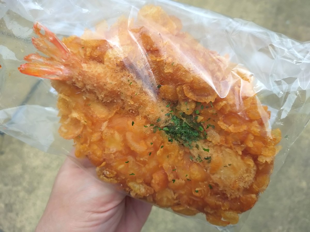 sloperice_field's tweet photo. 東名高速上り側の海老名サービスエリアで売られている海老名カレーパン。
エビフライが入っている面白いものでサイズアプもしたらしく以前よりも大きくなってた。価格もSAでは良心的でワンコインの480円。

子ども食べられるよう辛さはマイルド。大人も満足なサイズ。
寄った際は是非。美味しいよー。 https://t.co/jnhlvlOA6L