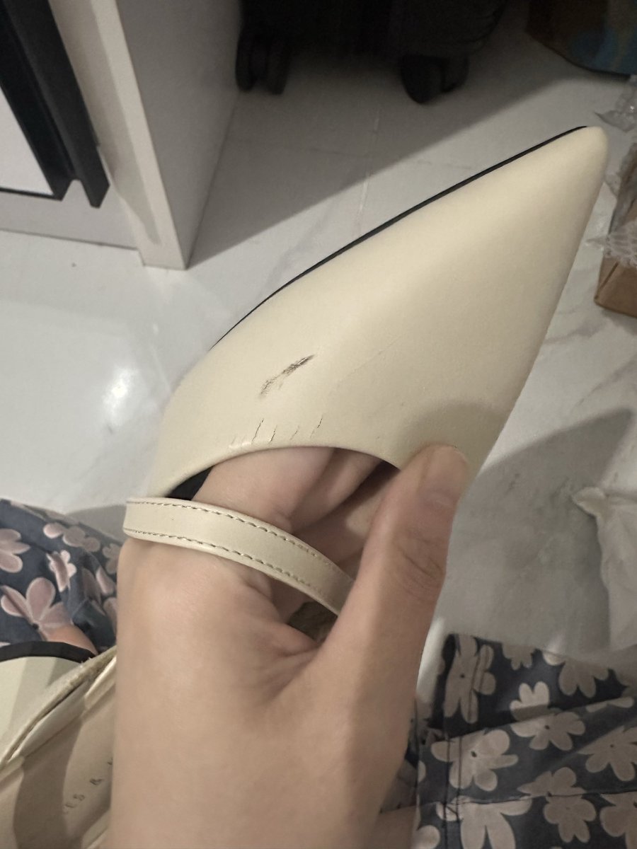 vpitss's tweet photo. guys wts sepatu ck yaa asli ada bbrpa minus 

ukuran 35 
tangerang 🍊 https://t.co/V2YSxKaikI