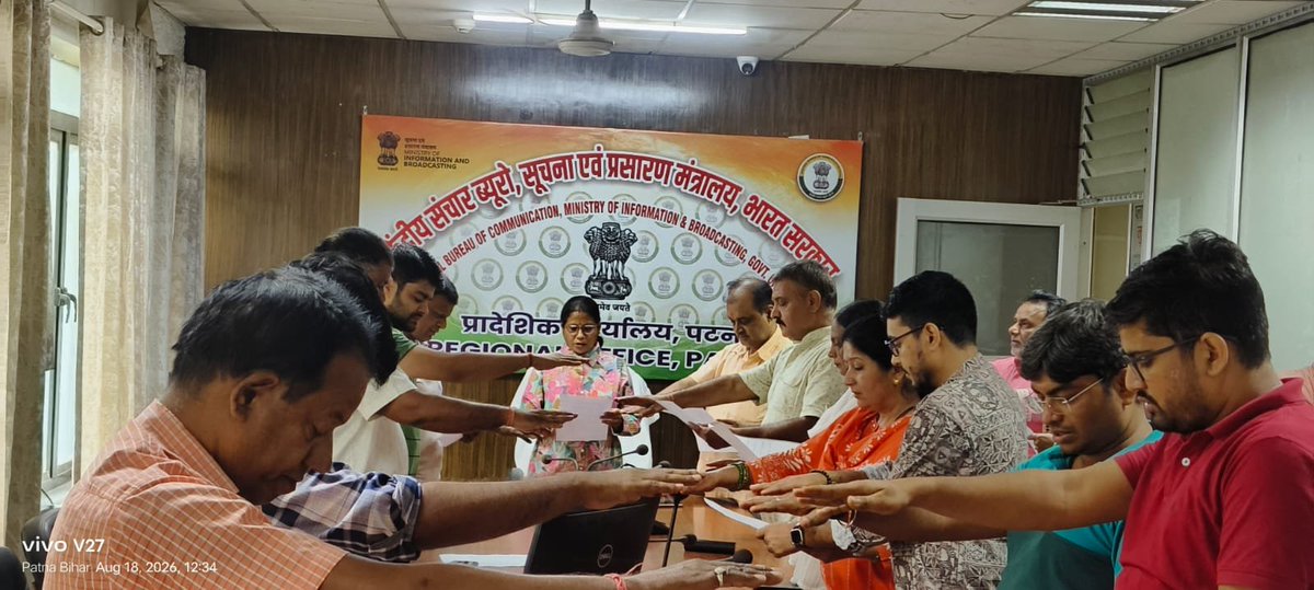 CBC_Patna's tweet photo. 🇮🇳 नशामुक्त भारत अभियान: परिचर्चा एवं शपथ ग्रहण

🔹@CBC_Patna एवं @PIB_Patna के अधिकारियों एवं कर्मचारियों ने सीमा कुमारी, वरिष्ठ लेखा अधिकारी, की अध्यक्षता में सामूहिक रूप से शपथ लिया।

🔹 #NashaMukt जीवनशैली अपनाने का संकल्प लिया।

🔹 परिचर्चा में सभी ने अपने विचार साझा किए। https://t.co/PpWG1JUhPH