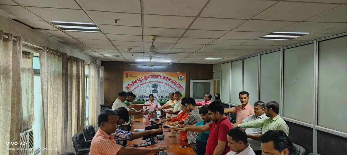 CBC_Patna's tweet photo. 🇮🇳 नशामुक्त भारत अभियान: परिचर्चा एवं शपथ ग्रहण

🔹@CBC_Patna एवं @PIB_Patna के अधिकारियों एवं कर्मचारियों ने सीमा कुमारी, वरिष्ठ लेखा अधिकारी, की अध्यक्षता में सामूहिक रूप से शपथ लिया।

🔹 #NashaMukt जीवनशैली अपनाने का संकल्प लिया।

🔹 परिचर्चा में सभी ने अपने विचार साझा किए। https://t.co/PpWG1JUhPH