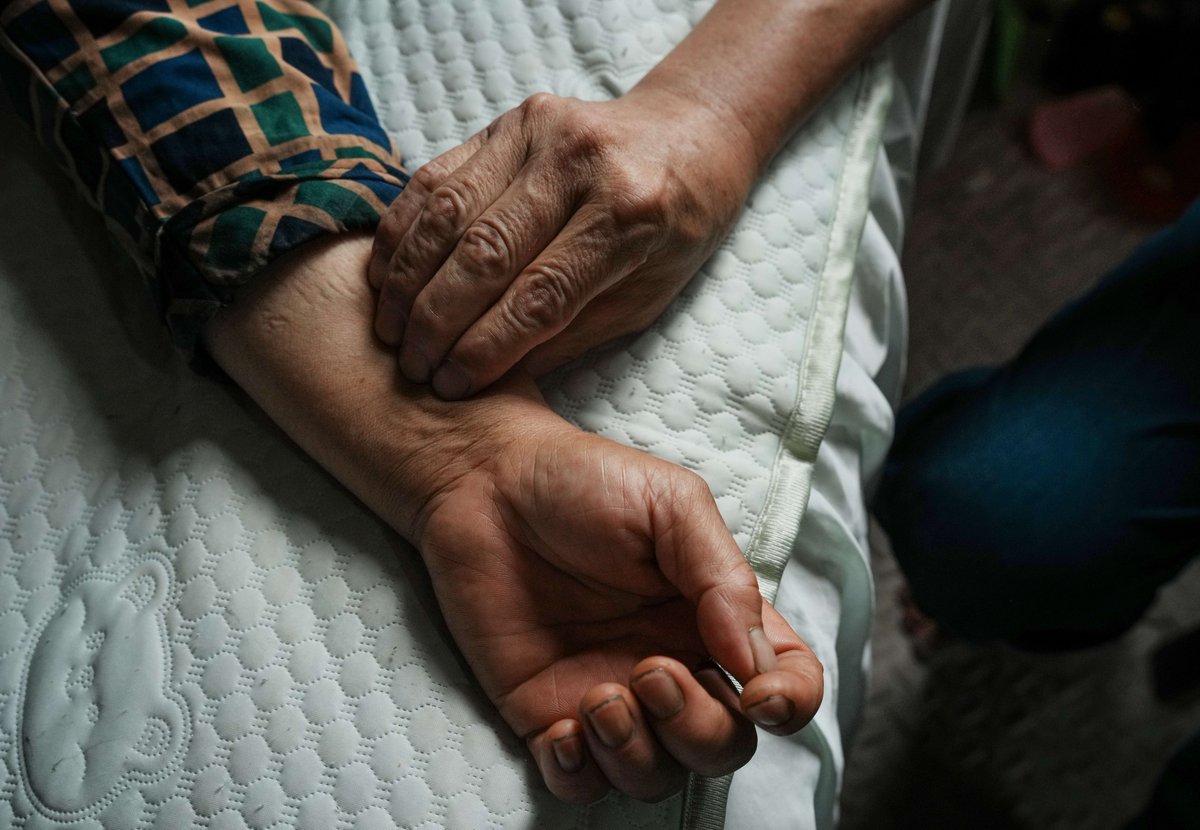 haiwainet's tweet photo. Village doctor Pan Zhongmin spent 43 years walking 130,000 km to treat 110,000 patients in rural China. True dedication! 🥾🇨🇳#China #Healthcare #EverydayHero #ChineseDoctorsDay #ADayInTheLife https://t.co/IlYhY1uRJa
