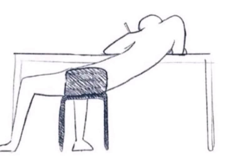 Reohyung's tweet photo. my sitting posture when painting https://t.co/XOl6m8zrjR
