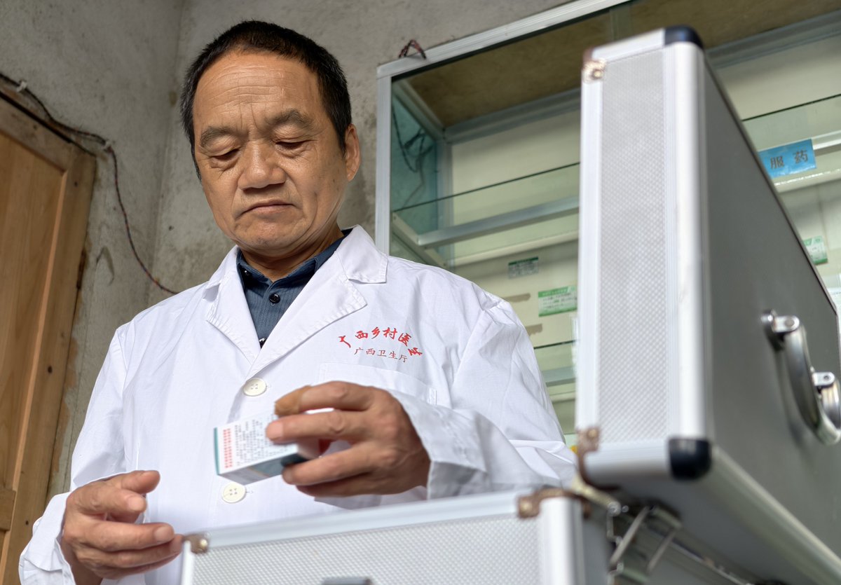 haiwainet's tweet photo. Village doctor Pan Zhongmin spent 43 years walking 130,000 km to treat 110,000 patients in rural China. True dedication! 🥾🇨🇳#China #Healthcare #EverydayHero #ChineseDoctorsDay #ADayInTheLife https://t.co/gf6vex5BHW