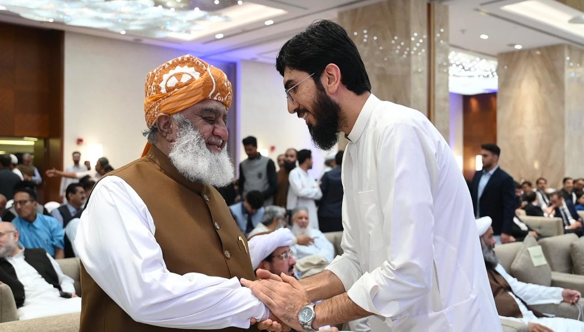 ammarkhanyasir's tweet photo. افغان ایمبیسی کی تقریب میں مولانا فضل الرحمان کا شاندار خطاب ؛ عمار خان یاسر کا تبصرہ 

گزشتہ روز اسلام آباد کے موو این پِک ہوٹل میں افغانستان کے سفارت خانے کے زیرِ اہتمام افغانستان سے امریکی افواج کے انخلا کے پانچ سال مکمل ہونے پر ایک اہم تقریب منعقد ہوئی۔

تقریب میں پاکستان کے چیدہ چیدہ سیاستدان، قومی و مذہبی رہنما، مختلف ممالک کے سفراء ، صحافی اور مختلف شعبہ ہائے زندگی سے تعلق رکھنے والی اہم شخصیات شریک تھیں۔ لیکن اس اجتماع کی ایک خاص بات یہ تھی کہ صرف دو شخصیات نے خطاب کیا۔ افغان سفیر سردار شکیب احمد خان نے مختصرا خیرمقدمی کلمات کہے، اور دونوں ممالک کے تعلقات کی بہتری کی بات کرتے ہوئے افغانستان کا پالیسی بیان دیا جسکے بعد دعوت مولانا فضل الرحمن کو دی گئی۔

مولانا فضل الرحمن نے اپنی گفتگو کی بنیاد اقبال کے ان اشعار پہ استوار کی کہ؛

آسیا یک پیکرِ آب و گِل است
ملتِ افغان در آں پیکر دِل است
از فسادِ او فسادِ آسیا
از کشادِ او کشادِ آسیا

اقبال نے افغانستان کو ایشیا کے جسم میں دل قرار دیا تھا۔ مولانا فضل الرحمن نے اسی تصور کو آگے بڑھاتے ہوئے کہا کہ قیامِ پاکستان کے بعد پاکستان بھی خطے میں ایک غیر معمولی جغرافیائی حیثیت رکھتا ہے۔

پاکستان اور افغانستان مل کر مشرق و مغرب کے درمیان ایک اہم پل بن سکتے ہیں۔ مشرقِ وسطیٰ ہو، وسطی ایشیا ہو یا جنوبی ایشیا، دونوں ممالک کی جغرافیائی حیثیت انہیں خطے میں ایک اہم کردار ادا کرنے کا موقع دیتی ہے۔

مولانا نے زور دیا کہ افغانستان اور پاکستان، دونوں کو اس حقیقت کا ادراک کرتے ہوئے ایک مشترکہ مستقبل کی بنیاد رکھنی چاہیے۔ پاکستان افغانستان کا سہارا بنے اور افغانستان پاکستان کا سہارا۔

انہوں نے اس تعلق کو صرف دو پڑوسی ممالک تک محدود نہیں رکھا بلکہ اسے پوری امتِ مسلمہ کے مستقبل سے جوڑا۔ ان کا کہنا تھا کہ اگر پاکستان، سعودی عرب، ترکیہ جیسے اہم مسلم ممالک باہمی تعاون کی طرف بڑھیں تو مسلم دنیا کے دوسرے ممالک بھی اس سفر میں شریک ہو سکتے ہیں۔

مولانا نے اس بات پر بھی زور دیا کہ وقت کا تقاضا ہے کہ مسلم ممالک عالمی طاقتوں پر اپنا انحصار کم کریں، اپنی قوت اور وسائل کو مجتمع کریں اور اپنے مستقبل کے فیصلوں میں زیادہ خود انحصار بنیں۔

انہوں نے پاکستان کی طرف سے افغانستان کے عوام کو یہ پیغام بھی دیا کہ دونوں ممالک صرف ہمسائے نہیں بلکہ برادر اسلامی ممالک ہیں۔ جو مشکلات موجود ہیں، انہیں مکالمے، تفاہم اور مسلسل بات چیت کے ذریعے حل کیا جا سکتا ہے، کیونکہ دونوں طرف یہ خواہش موجود ہے کہ تعلقات بہتر ہوں۔

میرے خیال میں مولانا فضل الرحمن کا یہ خطاب صرف افغانستان یا پاکستان کے تعلقات پر ایک سیاسی گفتگو نہیں تھی۔ اس میں ایک ایسے سیاستدان کی سوچ نظر آتی ہے جو پاکستان اور افغانستان کے تعلقات کو صرف موجودہ اختلافات کی نظر سے نہیں بلکہ تاریخ، جغرافیہ، دین اور مستقبل کے تناظر میں دیکھ رہا ہے۔

اور شاید آج سب سے زیادہ ضرورت بھی اسی سوچ کی ہے۔ پاکستان اور افغانستان کے درمیان مسائل یقیناً ہیں، اختلافات بھی ہیں، لیکن مستقل کشیدگی کسی کے مفاد میں نہیں۔ دونوں ملک اگر سنجیدگی سے بیٹھ کر اپنے اختلافات کو حل کریں، ایک دوسرے کے تحفظات کو سمجھیں اور باہمی تعاون کا راستہ اختیار کریں تو یہ صرف دونوں ملکوں کے لیے نہیں بلکہ پورے خطے کے لیے ایک نئی سمت کا آغاز ہو سکتا ہے۔

مولانا کا یہ خطاب اس اعتبار سے بھی اہم ہے کہ اس نے ایک بنیادی سوال ہمارے سامنے رکھا ہے: کیا پاکستان اور افغانستان اپنی جغرافیائی، تاریخی اور دینی قربت کو اختلاف کی وجہ بنانے کے بجائے اپنے مشترکہ مستقبل کی طاقت بنا سکتے ہیں؟