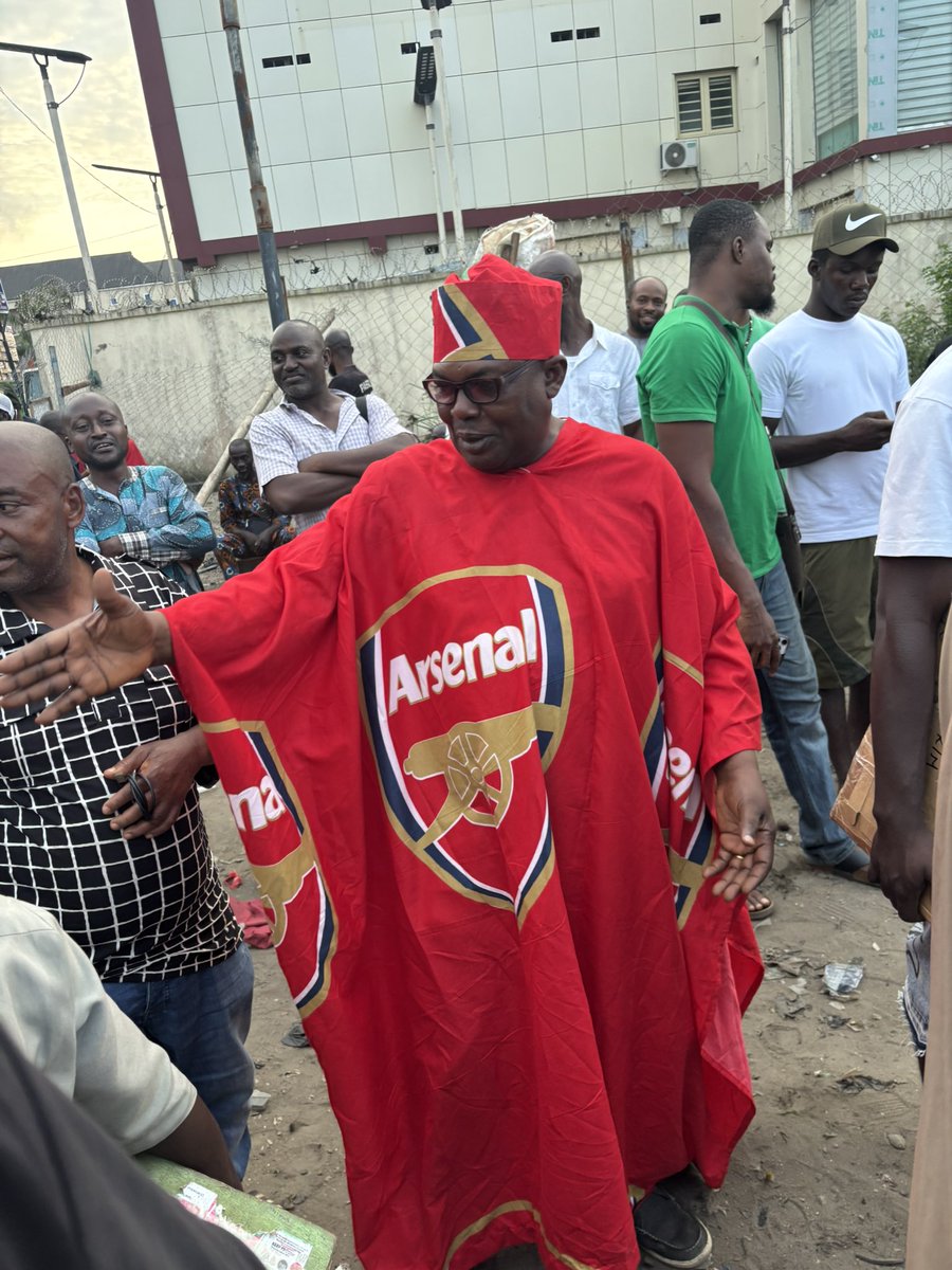 drewace001's tweet photo. 🚨Breaking: A man wears Arsenals emblem on his clothing to praise them after defeating Manchester City and winning the Community Shield 
He also demanded that people clear a path for him which they did😂 https://t.co/oJTLT5ouxg