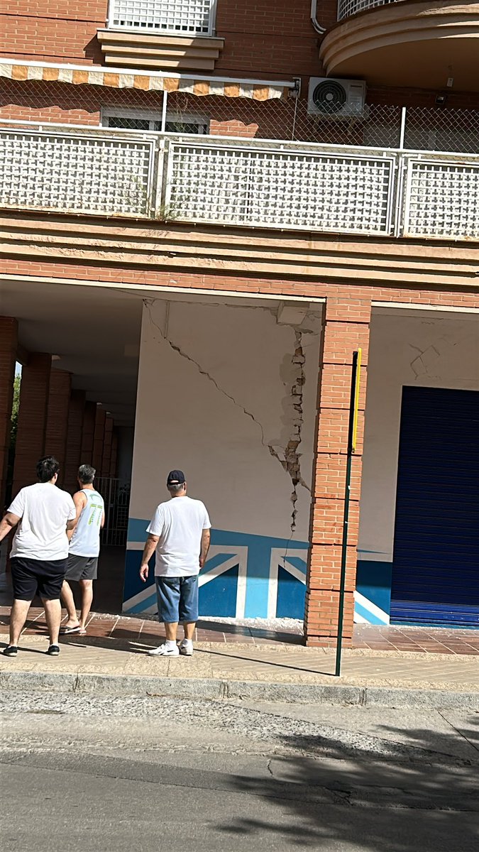 vituu_13's tweet photo. Andando de camino a mi casa y esto es lo que me encuentro,la gente corriendo,los coches pitando,qué sensación mas horrible dios mio #terremoto #granada https://t.co/zT7WcekvWj