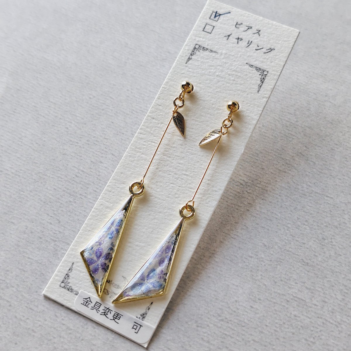 i6empm's tweet photo. 小さな枠にお花を描いた、揺れるタイプのアクセサリーです🌼

水彩用のパレットから、私の好みで色を選んだのですが、こちらの色合いは紫陽花のようで特に好きです😊

可愛らしさの中にも落ち着いた雰囲気がある作品です

#ハンドメイド好きさんと繋がりたい https://t.co/ypprIJfDpT