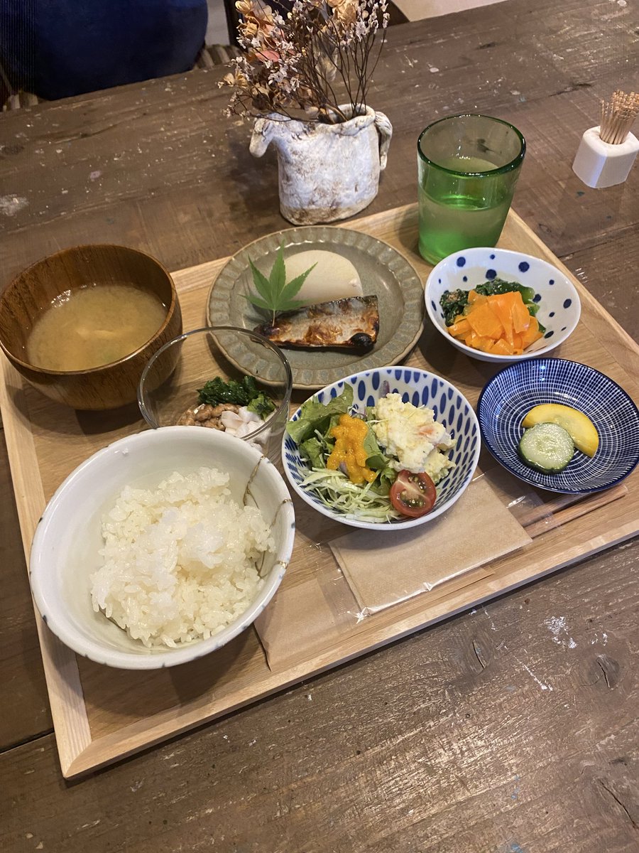 kyokuma_'s tweet photo. @yrrns3931 1500円、妥当な気がしますね…☺️
兵庫の田舎で朝ごはん定食やってます
これで700円です！ https://t.co/Ty8i3ANCS4