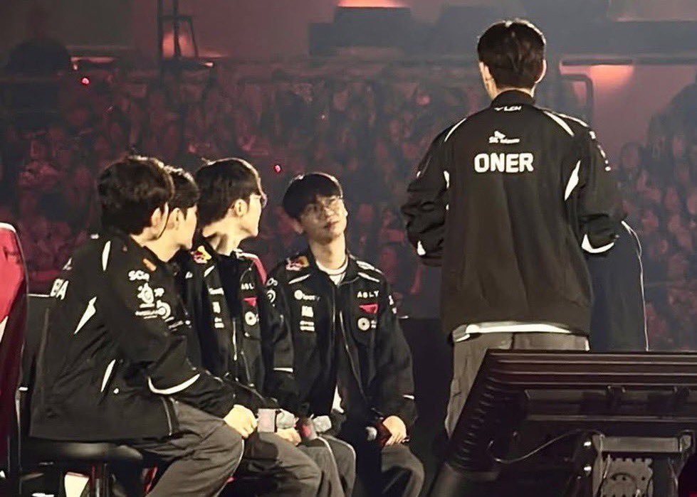 Bacoonzzz_'s tweet photo. Yearning: the way Doran looks at Oner https://t.co/fs8LwCktoA