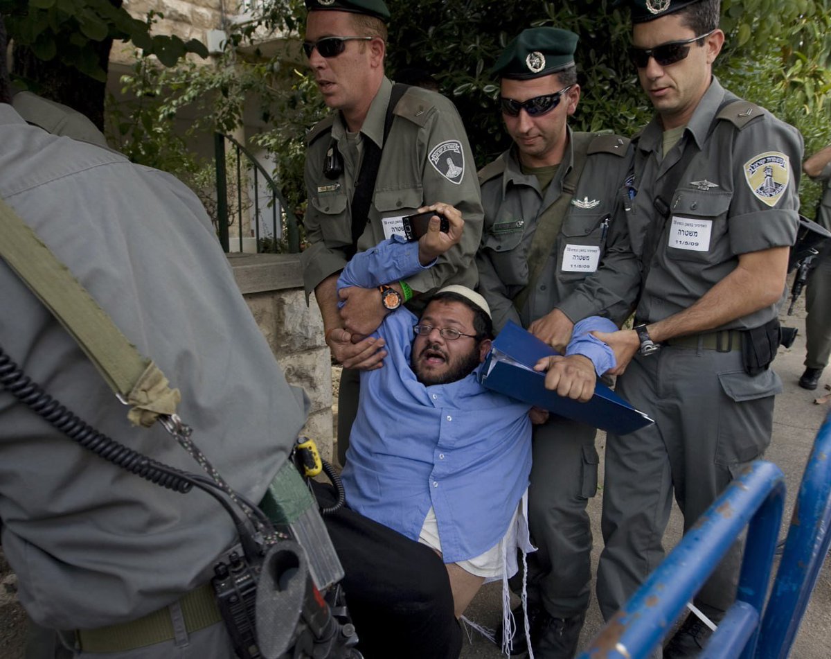 restitutorII's tweet photo. Certains essaient de défendre et/ou de minimiser le rôle ou l'idéologie de Ben Gvir.

Je le rappelle: cet homme a été condamné par la justice de son propre pays pour soutien à une organisation terroriste. Il est également ministre de la Sécurité nationale actuellement.

Posez-vous sérieusement des questions lorsque vous en venez à défendre ce genre de personnage, dont les positions sont ouvertement extrémistes et radicales.
