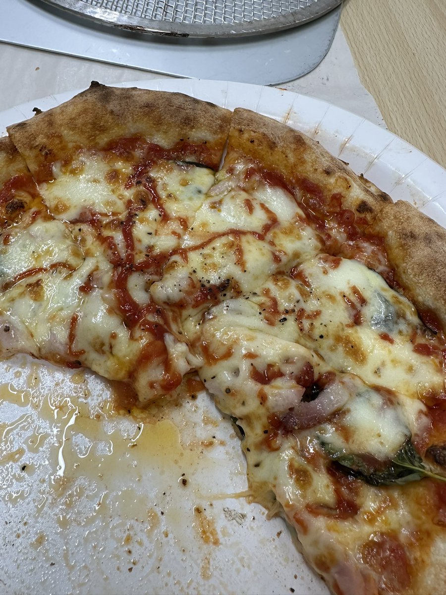 ju99cv's tweet photo. 会社でピザ焼いてくれたマジで美味い https://t.co/3klMHz4Tnx
