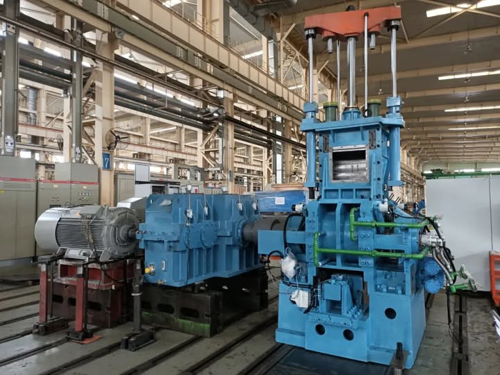 Ninczin's tweet photo. V&amp;T V9 Series Inverter.
The Fix: Segmented speed control
✅ Feeding: 50Hz
✅ Raw Mixing: 45Hz
✅ Final Mixing: 50/40Hz
✅ Discharging: 30Hz
Results: Peak efficiency at 35-40Hz, less shock, full torque. Save energy w/o losing precision.
 #EnergySaving #VTFrequencyInverter https://t.co/td1Hez8TBQ