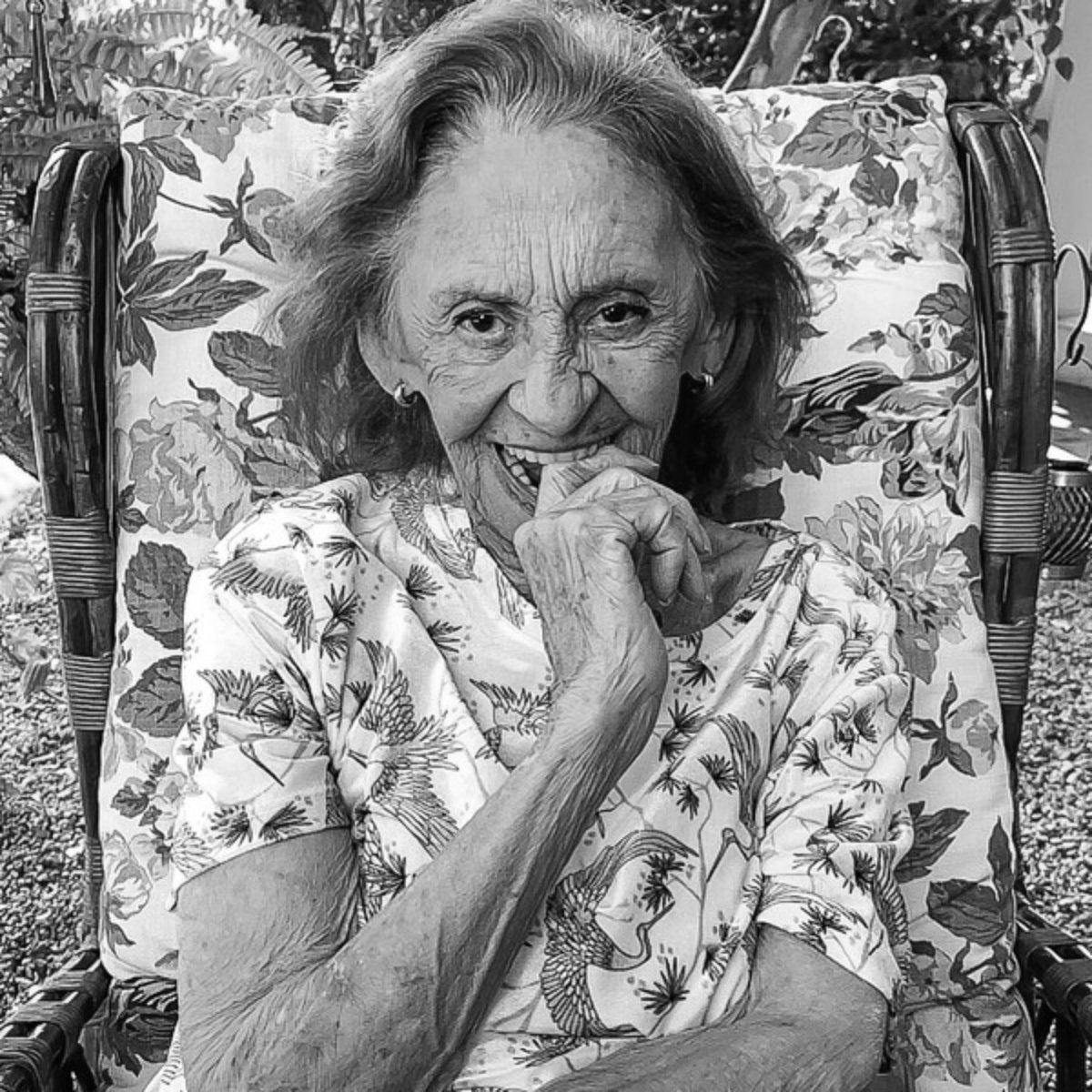 SiteJamesons's tweet photo. Hoje acordei com a notícia de que o Brasil perdeu Laura Cardoso, uma de suas maiores atrizes. O sentimento vai além da tristeza, o que sinto é gratidão por ter pertencido a uma das várias gerações que tiveram o privilégio de acompanhar sua arte.

Laura nos deixou na noite desta segunda-feira, aos 98 anos, por causas naturais. Com mais de 60 novelas gravadas ao longo das últimas décadas, ela se tornou um ícone eterno da televisão brasileira, marcando a memória de todos nós.

Pessoalmente, sempre vou recordar da sua atuação como a Vó Carmem em Chocolate com Pimenta. Mas cada brasileiro guarda uma personagem diferente dela no coração, prova de sua versatilidade e talento incomparáveis.

Laura, muito obrigado por tudo. Você foi um exemplo de dedicação e grandeza. Agora descanse em paz. Nossos sentimentos à família, aos amigos e aos fãs ❤️