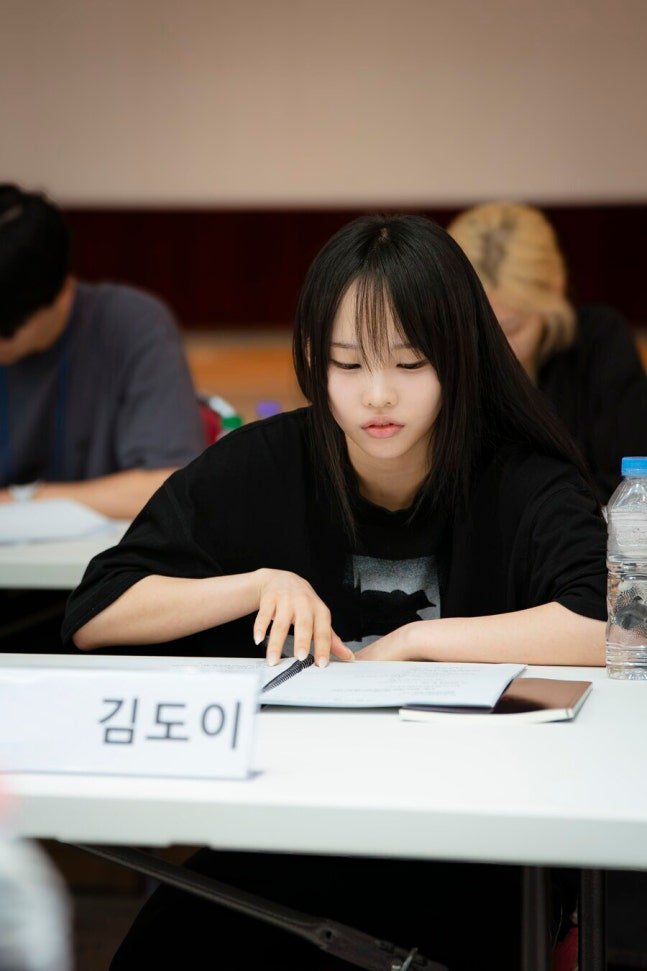 aaeify's tweet photo. Rookie idol Kim Doi from HYPE Princess has landed her acting debut in Director Jang Jae-hyun’s (Exhuma, The Priests) upcoming film, Vampire! 

Despite 0 acting experience, she beat 1,000 contenders for the role of a "mysterious girl." Joining a huge cast alongside Yoo Ah-in, Lee Sung-min, Lee Joon-hyuk, and Choi Hyun-wook.

 Filming starts this month! 📌