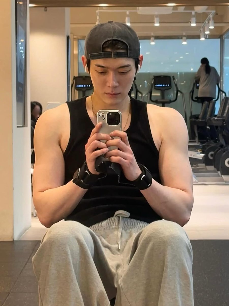 ILAYRIEGR0W's tweet photo. yoonsik yg 187cm dgn fitur wajah tajam lalu

- punya black belt di aikido, kendo, &amp; guard martial arts
- rajin olahraga
- bisa snowboarding
- suaranya deep tp soft juga
- keluarganya cemara
- animal lovers
- wibu
- suka alam (camping, hiking, etc)

everything i want in a man fr https://t.co/r39nvCPzl1