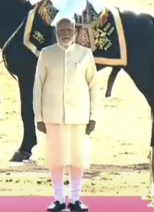 Honest_Cric_fan's tweet photo. STANDING OVATION FOR MODI 😭 https://t.co/fAhz5P9oBU