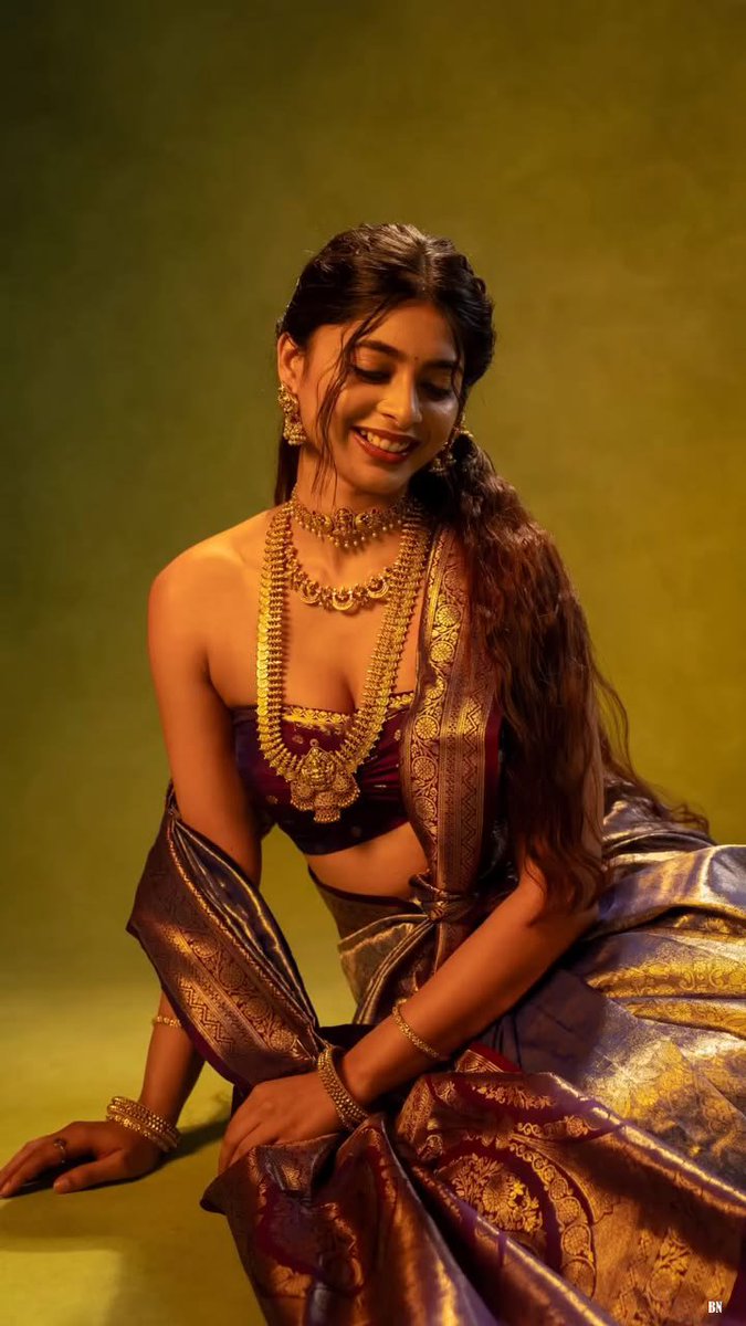 INSTANTTOLLY's tweet photo. Draped in heritage or effortless streetwear — which side wins? 👑✨

#YashashreeRao https://t.co/w3qaXZhfRH