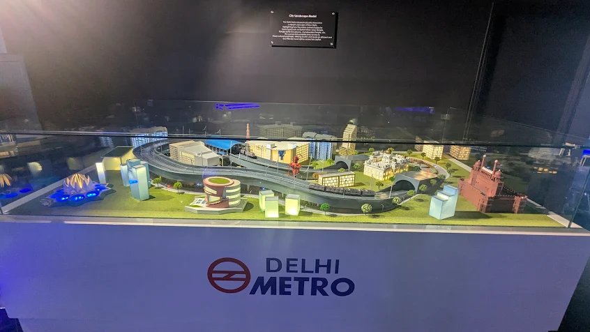 imayaqub's tweet photo. @DEHLIMETRO
This picture is of the Delhi Metro Museum. The mosque in front of the Red Fort is nowhere to be seen. Has the Delhi Metro also fallen victim to hatred and Hindu-Muslim politics? https://t.co/wpWsL92FAO