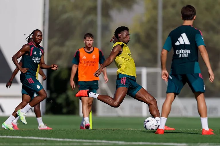 AranchaMOBILE's tweet photo. Tchouameni sigue trabajando para estar el sábado contra el Espanyol.

Aquí le vemos entrenando junto al resto de sus compañeros. https://t.co/n3nyfP5mqX