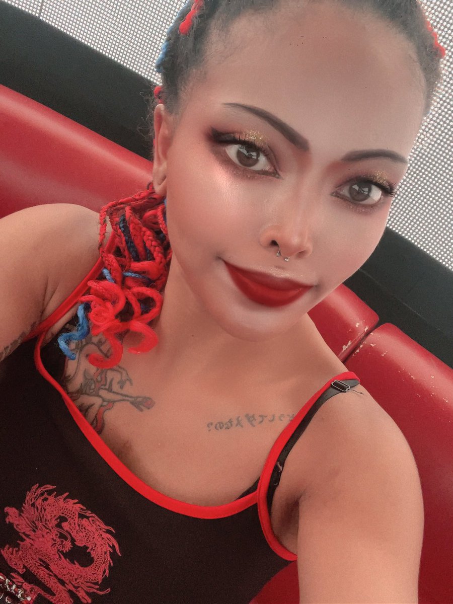 burlesque_BETTY's tweet photo. 夏祭りイベント1日目ありがとうございました🥰
屋台飯もお酒も沢山餌付けして頂いたおかげで
超ハッピーな気持ちで踊る事ができました🥳
推しプランつけてくださったかたありがとうございます🙇🏽‍♀️
今日も楽しむぞ✌🏾💗
昨日も今日も浴衣の色とメイクの色味合わせて
赤みブラウンとゴールドメイクなの🪭💄 https://t.co/rr2AgYJAa2