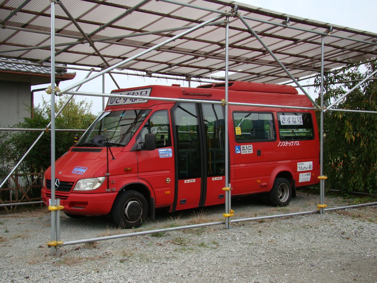 takamatsubus's tweet photo. 大阪市営バス　赤バスベンツのその後　五條市内で送迎バスになりました。車内も色も大阪時代のままでした。 https://t.co/0oZBh5xAqT