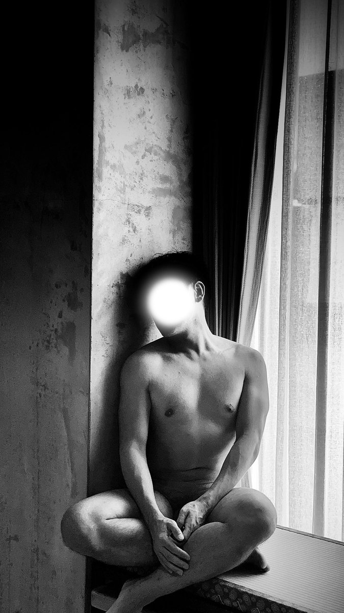 show_you168's tweet photo. 呼吸著你的呼吸
我躺在你的背彎裡
感受著你的溫度

看著你熟睡的臉
那是我念念不忘的容顏

晨光悄悄灑進房間
落在你的臉龐
也悄悄佔滿了
我對你的愛戀

這一刻
什麼都不必說
只想靜靜地靠著你
讓時間慢一點
再慢一點

如果愛有形狀
我想
就是此刻～

我在你的背彎裡
而你
在我的心裡 https://t.co/KBE6T1B9cu