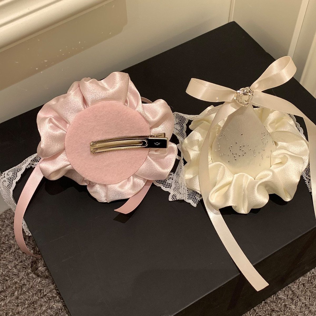 bunnyxland's tweet photo. 🍰 pre -  กิ้บติดผมวันเกิด Princess Ribbon Hair Clip 🎀

🩵 อันละ 110฿ 
( ซื้อ 2 อัน 200฿ ‼️ )

📬 j&amp;t 40฿  
สนใจเดมมาได้เลยค่า  
สินค้าพรีรอของ3-4วีค🤍 https://t.co/0II6hwDmEi