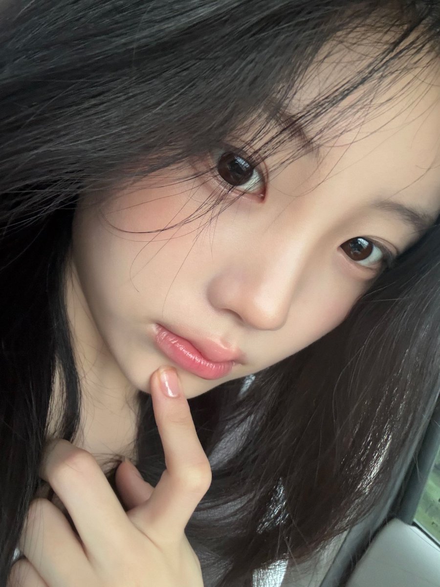 ILLIT_twt's tweet photo. 대충 했는데 화장 잘 된 것 같아서 기분 째짐 ❤️‍🔥

#WONHEE #원희 #ILLIT #아일릿 https://t.co/zCUpIUbosr