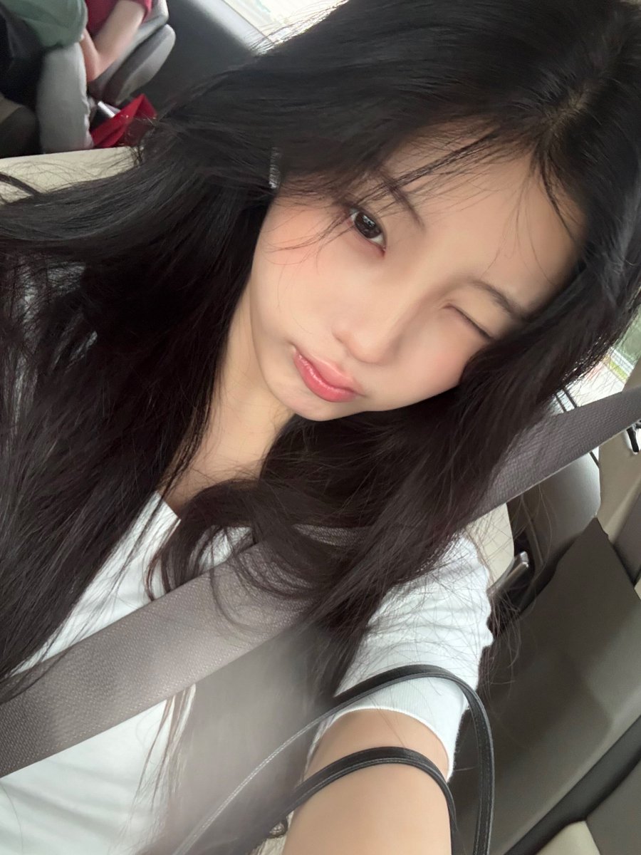 ILLIT_twt's tweet photo. 대충 했는데 화장 잘 된 것 같아서 기분 째짐 ❤️‍🔥

#WONHEE #원희 #ILLIT #아일릿 https://t.co/zCUpIUbosr