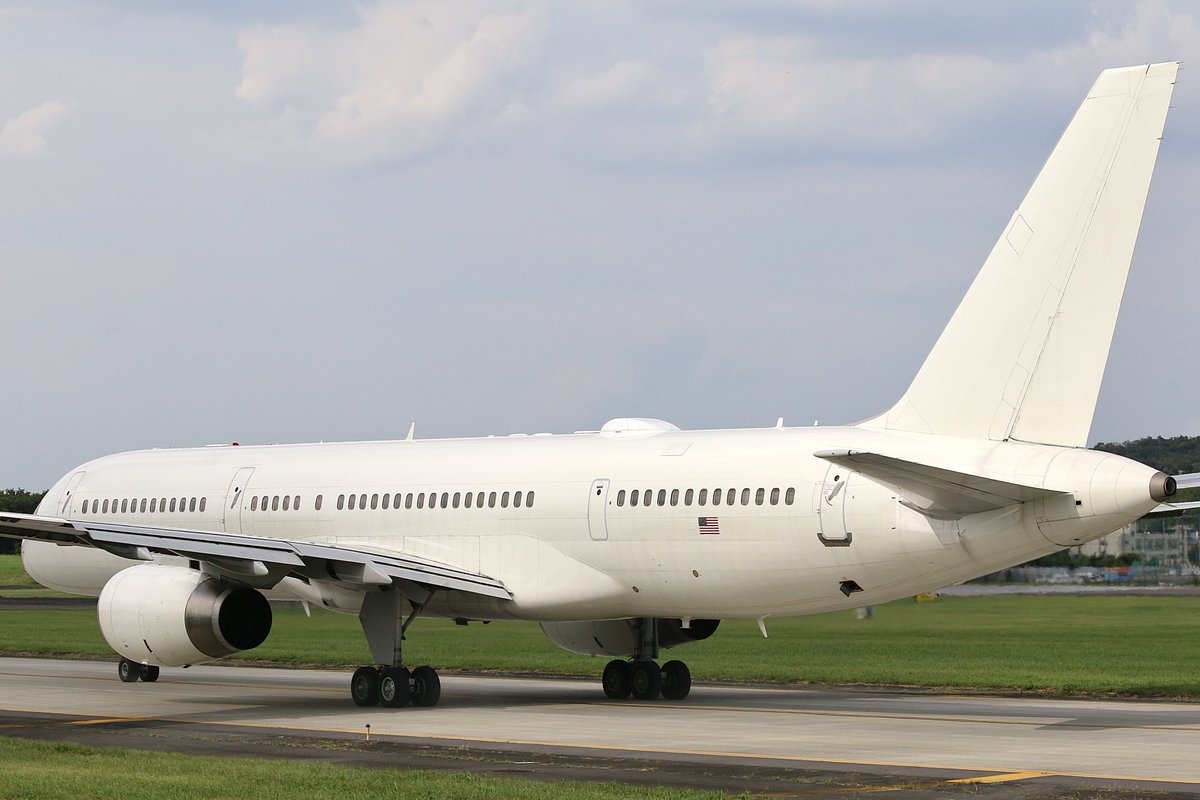 Orange_GDB's tweet photo. 本日の横田基地！

怪しい機体の一つ、C-32B！
通称:Gatekeeper、特殊任務寄りの人員輸送機で機体詳細不明な怪しい機体🤔

レーダーアプリやネット情報でも出てきません😇

でも今日はクルーからハンドサイン・ピースしてもらったりと嬉しかった✌️

USAF C-32B ??-???? 

#横田基地 https://t.co/Ddh07NG6QY