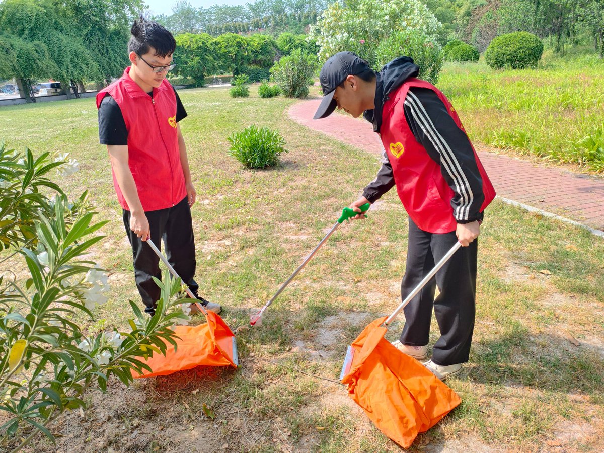 SerreauKillian's tweet photo. Join our Campus Volunteer Club this Saturday! We’ll clean up the city park and distribute free water to passersby. Sign up via the link in bio – let’s make our community brighter together! https://t.co/en3SZ09b90
