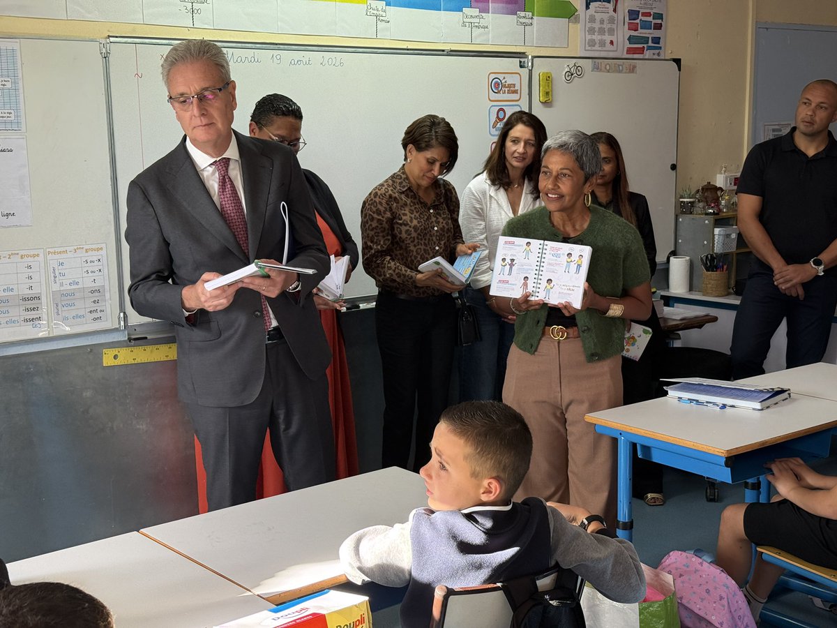 AcLaReunion's tweet photo. Des hauts de Saint-Denis à l’Étang-Salé, en passant par St-Pierre, le recteur @rostane_mehdi est allé à la rencontre équipes éducatives et des élèves qui faisaient aujourd’hui leur rentrée dans les écoles, collèges et lycées de l’@acLaReunion. Bonne année scolaire à tous ! https://t.co/CVGjcC4ghX